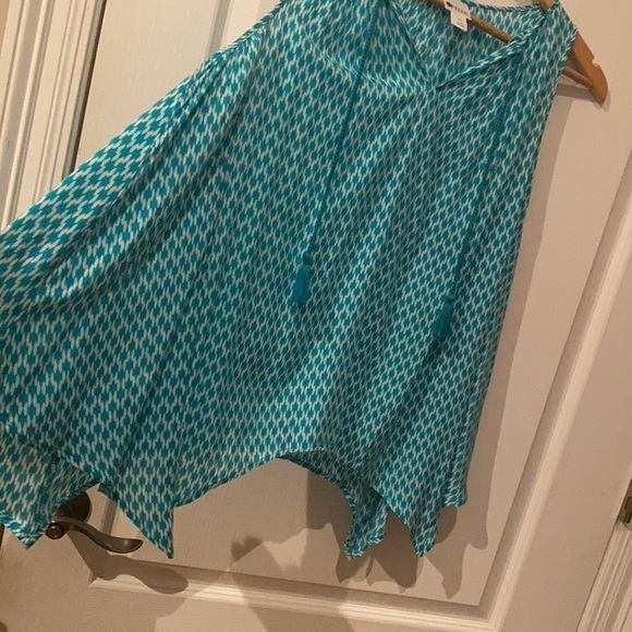 Tops - Women’s petite small stylus turquoise/white handkerchief bottom top